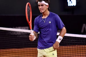    Francisco Comesaña superó a Leandro Riedi en tres mangas y se metió en el cuadro principal del Masters 1000 de Roma.    El argentino Francisco Comesaña,