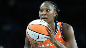    Tina Charles, leyenda del básquet femenino, anunció su retiro tras 14 temporadas. Líder histórica en rebotes y segunda máxima anotadora.   La basquetbolista