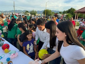 Más de 700 juguetes fueron entregados a niñas y niños de Múzquiz durante la actividad Sonrisas Gigantes, impulsada por Icojuve y autoridades locales este