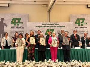 En el 47 aniversario de Nueva Rosita, el gobierno municipal entregó cinco preseas a ciudadanos distinguidos por su trayectoria, aportación social y compromiso