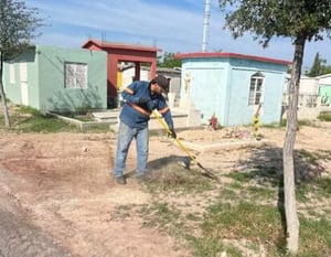 Se llevan a cabo labores de delimitación de tumbas, limpieza y retiro de escombro para que el panteón esté listo para el Día de las Madres.  Frontera,