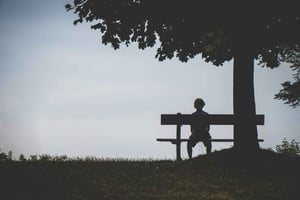 La soledad no siempre tiene un impacto negativo; en dosis moderadas puede incluso ser beneficiosa, ya que favorece la introspección y el autoconocimiento.