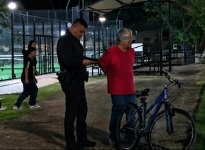 Piedras Negras, Coahuila.– Un hombre fue asegurado por elementos de la Policía Municipal la noche del lunes en los campos de la Macroplaza, luego