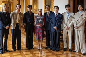 Claudia Sheinbaum acompañó a BTS en un saludo desde Palacio Nacional, donde miles de ARMYS se reunieron para ver al grupo surcoreano.  La presidenta Claudia