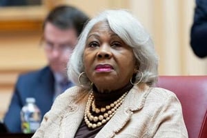 El FBI ejecutó órdenes de cateo en propiedades vinculadas a una veterana legisladora demócrata de Virginia por una investigación de corrupción.  El FBI realizó