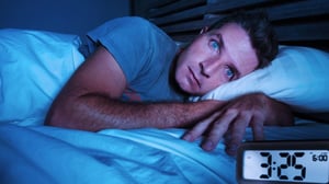 Despertarse durante la madrugada de manera frecuente puede ser una señal de que algo está afectando la calidad del sueño.  Según especialistas en medicina