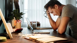 El cortisol, conocido popularmente como la “hormona del estrés”, es producido por las glándulas suprarrenales y participa en funciones esenciales