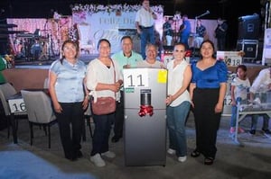 Cientos de madres de familia participaron en el primer festejo del Día de las Madres organizado por el Gobierno Municipal de Múzquiz en Minas de Barroterán.