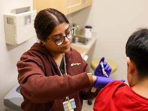 El esquema de vacunación según la edad continúa siendo una de las medidas más importantes para la prevención de enfermedades en salud pública. Instituciones