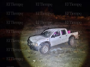Camioneta terminó destrozada fuera de la carretera.  La madrugada de este viernes terminó entre sirenas, luces de emergencia y una camioneta completamente