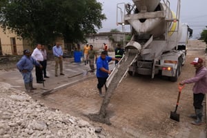 El alcalde Óscar Ríos supervisó obras de pavimentación, drenaje y limpieza en Nueva Rosita, mejorando vialidad, escuelas e imagen urbana con apoyo estatal.
