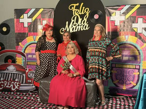 El DIF Municipal celebró a madres adultas mayores con música, convivencia y coronación en San Juan de Sabinas, fortaleciendo programas de integración
