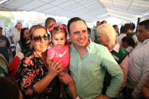 En el marco del Día de las Madres, Manolo Jiménez felicitó a las mamás de Coahuila y destacó los programas de apoyo y atención para mujeres en el estado.