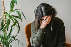 El cortisol es una hormona producida por las glándulas suprarrenales y desempeña funciones esenciales en el organismo, como el control del metabolismo,