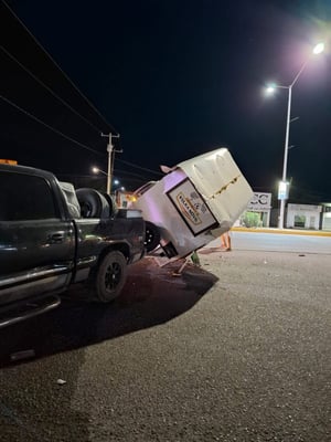 Un aparatoso accidente automovilístico registrado frente a la Secundaria Técnica 90 movilizó a cuerpos de emergencia y autoridades de seguridad, luego