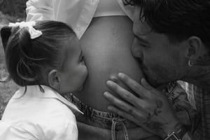 Maluma confirmó este 10 de mayo que él y Susana Gómez esperan a su segundo hijo, noticia que compartió mediante una fotografía familiar en Instagram.