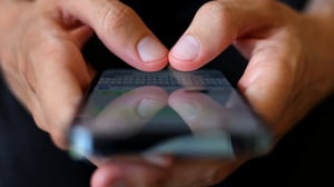 Aplicaciones fraudulentas en Google Play engañaron a millones prometiendo acceso ilegal a llamadas, SMS y registros de WhatsApp mediante suscripciones falsas
