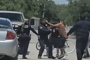      Una persecución registrada la tarde de este lunes en el sector del Ejido Piedras Negras terminó en un enfrentamiento entre elementos de Seguridad Pública