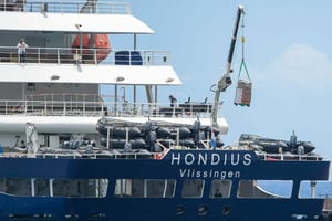 El crucero Hondius zarpó desde Tenerife rumbo a Países Bajos tras evacuar a 125 personas por un brote de hantavirus bajo vigilancia internacional activa