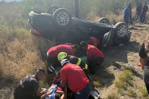Vehículo terminó con las llantas hacia arriba.  Dos mujeres resultaron lesionadas luego de que el automóvil en el que viajaban terminara volcado sobre