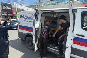 Conductor presuntamente omitió el alto.  Un adolescente de 17 años resultó lesionado luego de ser derribado de su motocicleta por el conductor de una camioneta