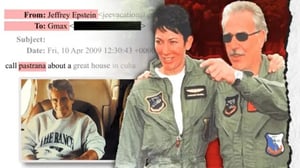 Un tribunal colombiano ordenó divulgar información migratoria sobre los viajes de Jeffrey Epstein y Ghislaine Maxwell por considerarla de interés público.