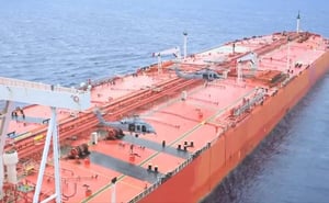 Estados Unidos sancionó a personas y empresas acusadas de facilitar exportaciones de petróleo iraní hacia China, en medio de tensiones con Teherán.