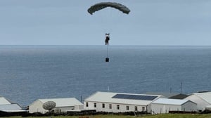 Un equipo militar británico realizó un salto de emergencia en Tristán da Cunha para entregar oxígeno y suministros a un paciente sospechoso de hantavirus.