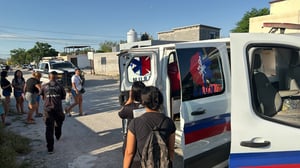 Socorristas de GRUM brindaron los primeros auxilios a los lesionados.  Un joven y un menor de edad resultaron lesionados luego de ser brutalmente agredidos