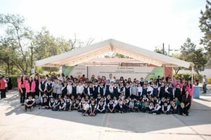 El personal médico del municipio ofreció servicios gratuitos de salud preventiva dentro del plantel.  El alcalde de Saltillo, Javier Díaz González, afirmó