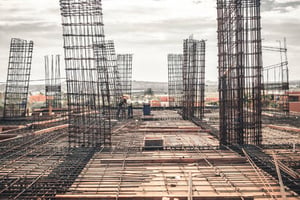 El aumento global en precios del acero y materiales de construcción afecta la viabilidad de nuevos desarrollos inmobiliarios en México, advirtió Fibra Uno.