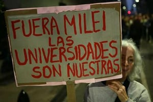 Miles de estudiantes y docentes protestaron en Argentina contra los nuevos recortes impulsados por Javier Milei a universidades públicas, educación