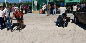 Como parte de la calendarización correspondiente al pago de la Pensión para el Bienestar de las Personas Adultas Mayores, decenas de ciudadanos acudieron