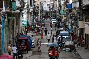 Cuba enfrenta apagones prolongados mientras el gobierno acusa a Estados Unidos de endurecer las sanciones energéticas y agravar la crisis eléctrica en la isla.