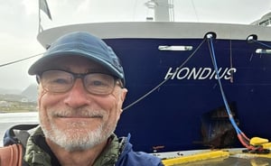 Estados Unidos mantiene aislado a un médico tras un brote de hantavirus en un crucero; el caso forma parte de una investigación internacional en curso.