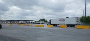 Las complicaciones en el cruce comercial entre Piedras Negras y Eagle Pass volvieron a generar inconformidad entre operadores de carga pesada, quienes