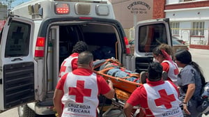 Un trabajador de la construcción murió tras caer de aproximadamente cinco metros mientras retiraba una antena en una vivienda del centro de Sabinas.  Un hombre