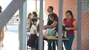 Desde temprana hora, madres y padres de familia se presentaron en la institución educativa para colaborar en las revisiones preventivas aplicadas