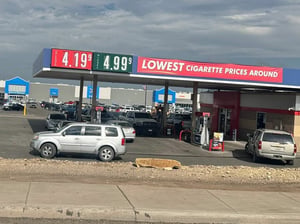El aumento en el precio de la gasolina en Eagle Pass, Texas, combinado con las largas filas en los puentes internacionales, ha provocado que cada vez menos