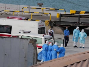 Los Centros para el Control y la Prevención de Enfermedades de Estados Unidos informaron que actualmente 41 personas permanecen bajo vigilancia médica