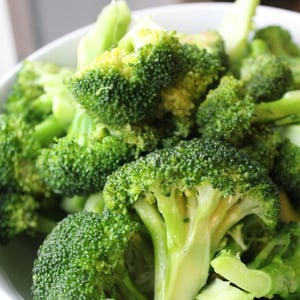 v  El brócoli es considerado uno de los vegetales más nutritivos por especialistas en alimentación debido a su elevado contenido de vitaminas, minerales