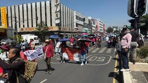 Miles de maestros de la CNTE marcharon este Día del Maestro en CDMX y varios estados para exigir mejoras salariales, pensiones dignas y cambios laborales.