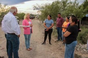 El Gobierno Municipal de Múzquiz supervisó avances en la colonia Buenos Aires, donde se instala una nueva red de agua potable para mejorar el servicio.