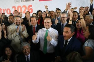 Gobernador entrega preseas por 30, 40 y 50 años de servicios a maestros y maestras de la Sección 35, en Torreón.  Desde Torreón, el gobernador Manolo Jiménez