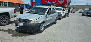 Automóvil terminó destrozado tras ser impactado por camioneta de empresa.  Con severos daños en la carrocería terminó un automóvil compacto luego de verse