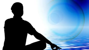 La meditación es una práctica ancestral presente en distintas tradiciones espirituales y filosóficas, que consiste en enfocar la mente en el momento actual