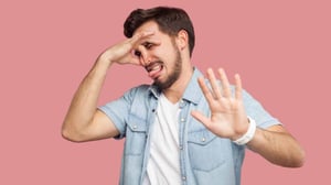 Los especialistas señalan que, en algunas situaciones, este cambio podría estar relacionado con infecciones urinarias o trastornos metabólicos, por
