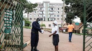 La Organización Mundial de la Salud emitió una alerta sanitaria internacional tras declarar una emergencia por un brote de ébola en África central.