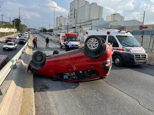 Aparatoso accidente moviliza a cuerpos de rescate.  Un conductor que presuntamente excedía los límites de velocidad terminó protagonizando