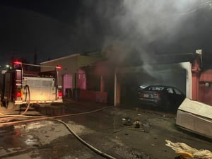 Bomberos derribaron portón para ingresar al domicilio.  Una fuga de gas provocó una explosión e incendio dentro de una vivienda de la colonia Anáhuac,